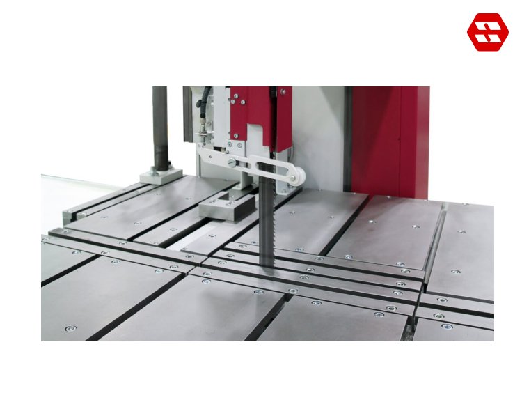 Precise band guides and effective chip cleaning