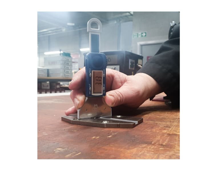 MOORE & WRIGHT DIGITAL TYRE TREAD GAUGE 176 DTG SERIES 2 MOORE & WRIGHT DIGITAL TYRE TREAD GAUGE 176 DTG SERIES 2